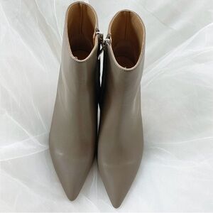 Pointed toe leather boots in gray, size 7.5/38